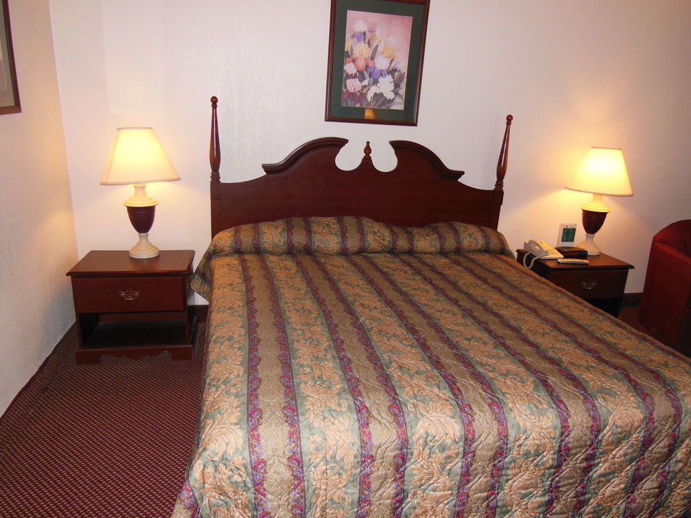 Quality Inn South Boston - Danville East Bagian luar foto